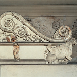 Sponda meridionale della mensa sacrificale, frammento del fregio con flamen e figura a capo velato