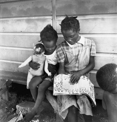 6. Eve Arnold:  Figli di raccoglitori di patate immigrati. Long Island, New York 1951. © Eve Arnold/Magnum Photos/Contrasto