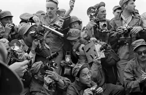 7. Werner Bischof: Fotografi della stampa internazionale durante la Guerra di Corea. Kaesong, Corea del Sud, 1952. © Werner Bischof /Magnum Photos/Contrasto