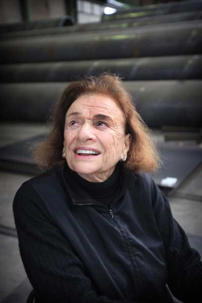 Beverly Pepper alla fabbrica Iron s.p.a. di Assisi, ritratto - Foto di Gianfranco Gorgoni (all rights reserved)