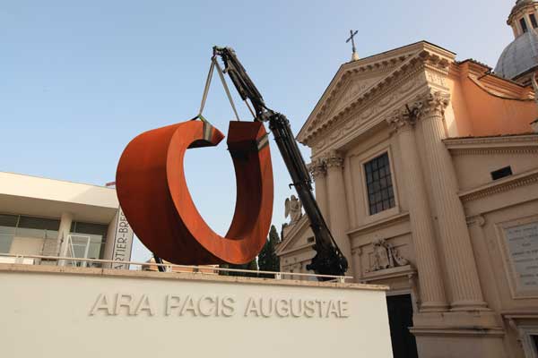 “My Circle”, 5 metri, ferro Cor-ten, durante l’installazione al Museo Ara Pacis  Augustae - Foto di Gianfranco Gorgoni (all rights reserved)