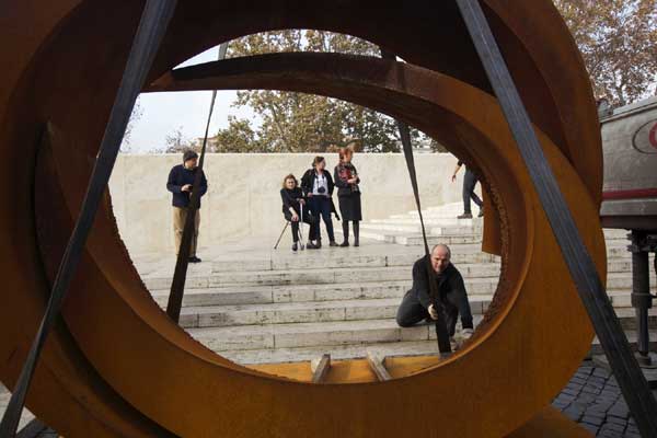  Beverly Pepper sorveglia l’installazione delle sue sculture con il Responsabile  del Museo, D.ssa Orietta Rossini - Foto di Gianfranco Gorgoni (all rights reserved)