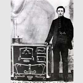 Antonio Zanussi presenta  una delle prime cucine della sua Officina  Fumisteria a Pordenone, 1918.  (Archivio Craf Spilimbergo)