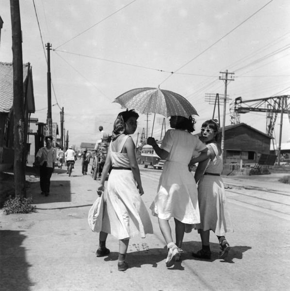 Donne a passeggio, Sendai, 1950 457×560 - Ken Domon Museum of Photography