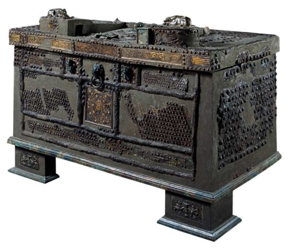 Cassaforte da Oplontis in bronzo e ferro (h 102; lungh. 140; largh. 80 cm) (Boscoreale, inv. 85179)