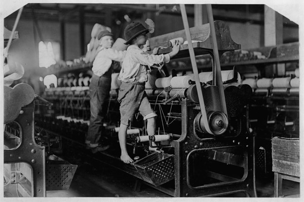 Lewis Hine, Bambini al lavoro in una fabbrica tessile, Macon, Georgia, 1909