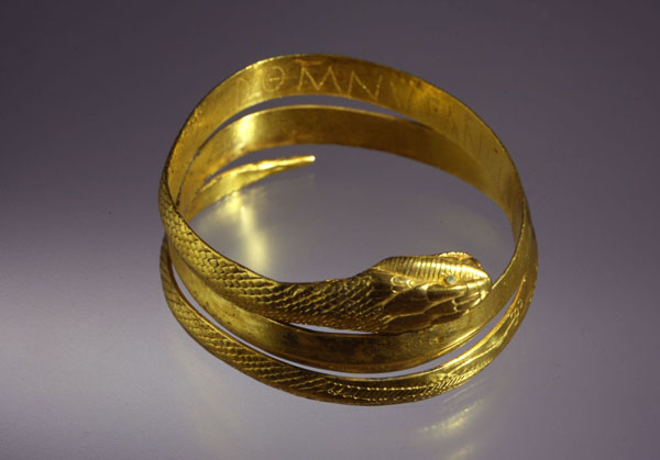 Bracciale in oro con iscrizione incisa, Moregine. Ministero dei beni e delle attività culturali e del turismo - Soprintendenza Speciale Pompei