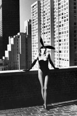 3. Helmut Newton Elsa Peretti vestita da coniglio. New York, 1975 Elsa Peretti as a Bunny. New York, 1975 © Helmut Newton Foundation
