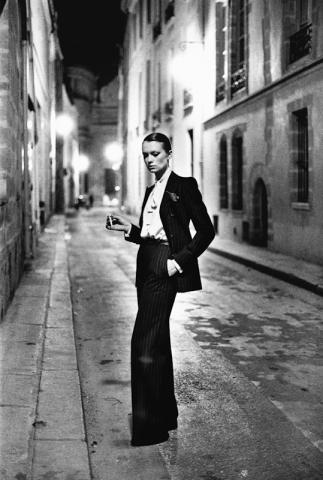 4. Helmut Newton Rue Aubriot, Yves Saint Laurent, Vogue Francia. Parigi, 1975 Rue Aubriot, Yves Saint Laurent, French Vogue. Paris, 1975 © Helmut Newton Foundation
