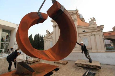 “My Circle”, 5 metri, ferro Cor-ten, durante l’installazione al Museo Ara Pacis  Augustae - Foto di Gianfranco Gorgoni (all rights reserved)