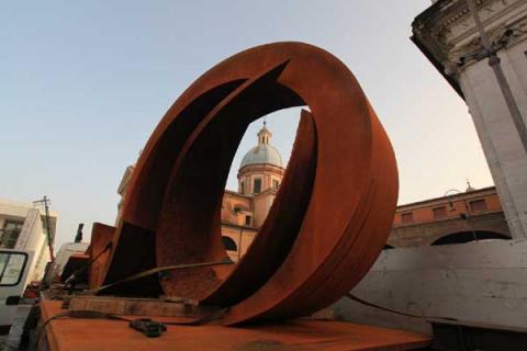 “Sulla Senior”, 3 metri, ferro Cor-ten, durante l’installaizone al Museo Ara  Pacis Augustae - Foto di Gianfranco Gorgoni (all rights reserved)