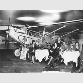 Alla Fiera Aeronautica di Londra viene presentato l’aereo Breda 15, 1930. (Fondazione ISEC)