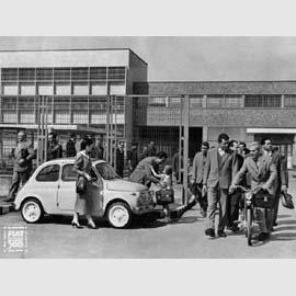 In una foto prodotta per il lancio  della FIAT 500 l’uscita dalla fabbrica  di Mirafiori, 1957. (Archivio TCI)