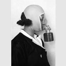 Pirelli presenta le prime maschere antigas per uso civile, 1916. (Foto Studio Montesi / Archivio TCI) Pirelli presenta le prime maschere antigas per uso civile, 1916. (Foto Studio Montesi / Archivio TCI)