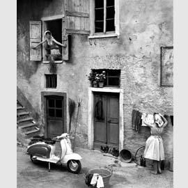 Roberto Zabban. I nuovi modelli di Lambretta 150 fotografati in una cascina, 1958. (Archivio TCI) Roberto Zabban. I nuovi modelli di Lambretta 150 fotografati in una cascina, 1958. (Archivio TCI)