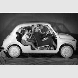 Un’immagine dimostrativa sull’abitabilità interna della nuova FIAT 500, 1957.