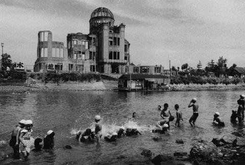 Bagno presso il fiume davanti al Hiroshima Dome, dalla serie Hiroshima, 1957 535×748 - Ken Domon Museum of Photography