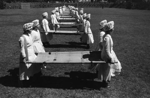 Esercitazioni del corpo infermiere militare, Azabu, Tokyo, 1938 535×748 - Ken Domon Museum of Photography