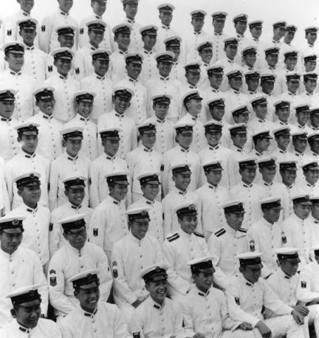 Foto commemorative della cerimonia di diploma del corpo della Marina, 1944 1047×747 - Ken Domon Museum of Photography
