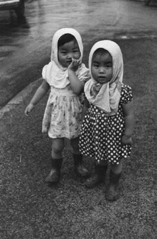 Pioggerella, Atami, 1952‐54 457×560 - Ken Domon Museum of Photography