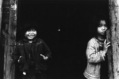 Sorelline orfane, Rumiechan e Sayurichan, dalla serie Chikuhō no kodomotachi, 1959 1959 535×748 - Ken Domon Museum of Photography