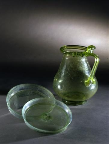 Boccale e piattelli in vetro  (Boscoreale, invv. 12830, 12835 a - b)