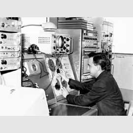 Il tecnico di Telespazio Silvio Carretta al lavoro a una consolle di controllo - 1962